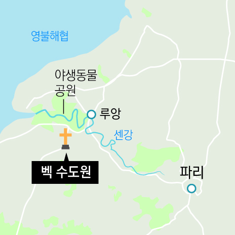 하늘에서 내려앉은 듯한 두 개의 첨탑으로 만들어진 벡 수도원 입구.