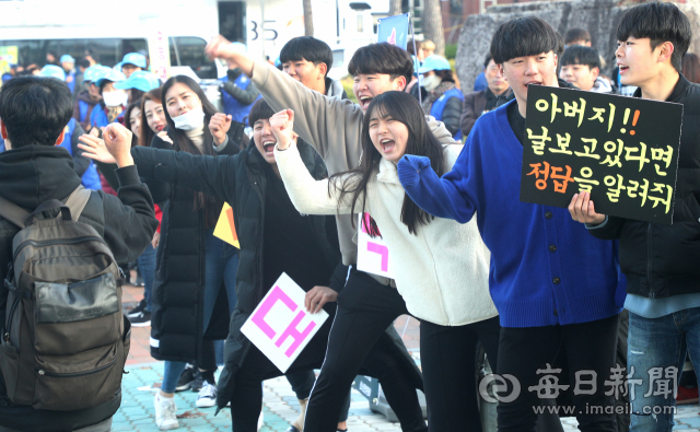고1 학생들이 치를 2022학년도 수능시험은 여러모로 현재와 달라진다. 제대로 준비하려면 바뀌는 점부터 챙겨야 한다. 지난해 대학수학능력시험이 실시된 대구 경북고 정문에서 후배들이 선배 수험생들을 응원하는 모습. 매일신문 DB