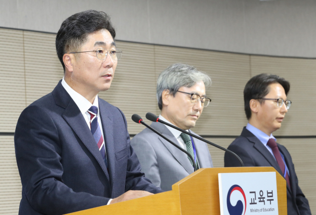 15일 오전 정부세종청사 교육부에서 성기선 교육과정평가원장(왼쪽부터), 이강래 출제위원장, 김창원 검토위원장이 2019학년도 대학수학능력시험 출제경향을 발표하고 있다. 연합뉴스