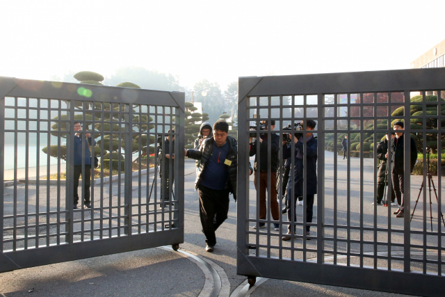 15일 오전 2019학년도 대학수학능력시험 26지구 제5시험장인 광주 서구 광덕고등학교에서 입실 시간이 지나자 문을 닫고 있다. 연합뉴스