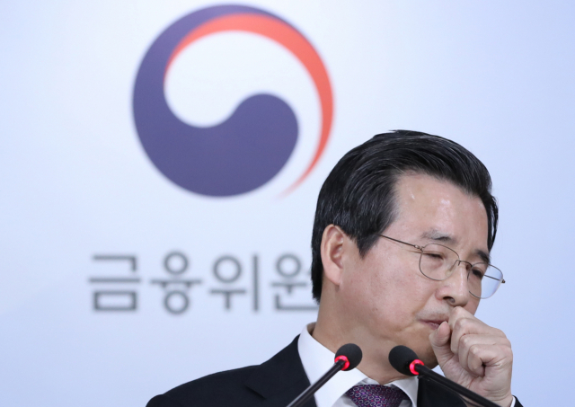 김용범 금융위원회 부위원장 겸 증권선물위원회 위원장이 14일 오후 서울 종로구 정부서울청사 브리핑룸에서 삼성바이오로직스 분식회계 혐의에 대한 심의 결과 발표 도중 기침하고 있다. 연합뉴스