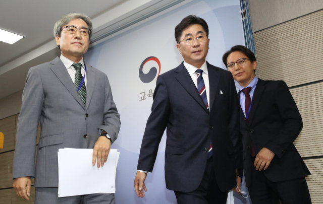 15일 오전 정부세종청사 교육부에서 이강래 출제위원장(왼쪽부터), 성기선 교육과정평가원장, 김창원 검토위원장이 2019학년도 대학수학능력시험 출제경향을 발표한 뒤 단상에서 내려오고 있다. 연합뉴스