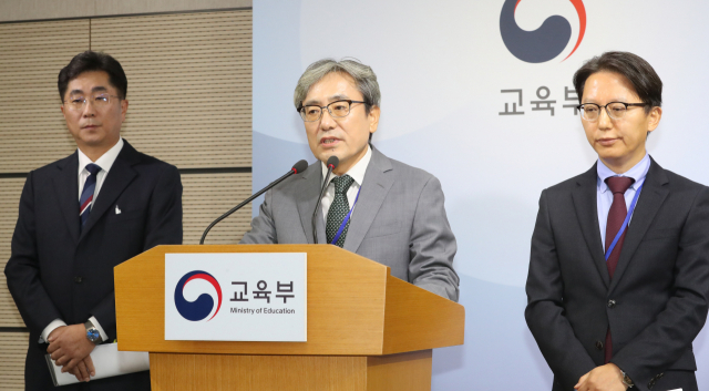 15일 오전 정부세종청사 교육부에서 이강래 출제위원장(가운데)이 2019학년도 대학수학능력시험 출제경향을 발표하고 있다. 연합뉴스