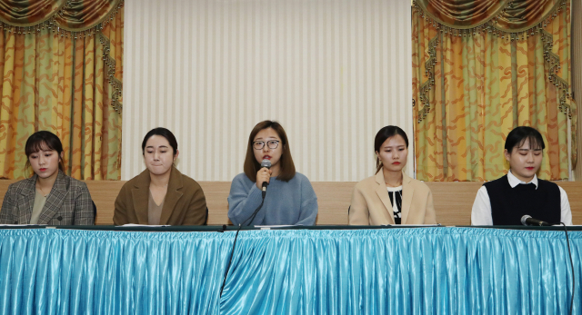 컬링 전 여자 국가대표팀의 김경애(왼쪽부터), 김영미, 김선영, 김은정, 김초희가 15일 서울 송파구 올림픽파크텔에서 최근 불거진 논란과 관련한 기자회견을 하고 있다. 2018 평창동계올림픽에서 깜짝 은메달을 목에 건 경북체육회 여자컬링팀, 일명 
