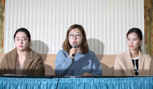 컬링 전 여자 국가대표팀의 김영미(왼쪽부터), 김선영, 김은정이 15일 서울 송파구 올림픽파크텔에서 최근 불거진 논란과 관련한 기자회견을 하고 있다. 2018 평창동계올림픽에서 깜짝 은메달을 목에 건 경북체육회 여자컬링팀, 일명 
