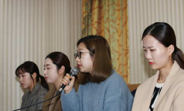 컬링 전 여자 국가대표팀의 김은정(오른쪽부터), 김선영, 김영미, 김경애가 15일 서울 송파구 올림픽파크텔에서 최근 불거진 논란과 관련한 기자회견을 하고 있다. 2018 평창동계올림픽에서 깜짝 은메달을 목에 건 경북체육회 여자컬링팀, 일명 