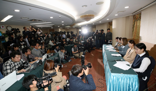 컬링 전 여자 국가대표팀의 김경애, 김영미, 김선영, 김은정, 김초희가 15일 서울 송파구 올림픽파크텔에서 최근 불거진 논란과 관련한 기자회견을 하고 있다. 2018 평창동계올림픽에서 깜짝 은메달을 목에 건 경북체육회 여자컬링팀, 일명 
