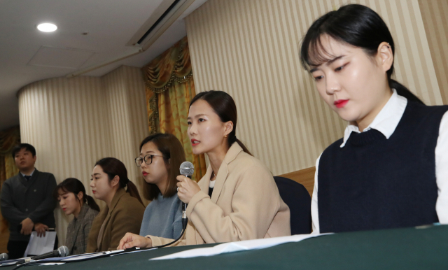 컬링 전 여자 국가대표팀의 김초희(오른쪽부터), 김은정, 김선영, 김영미, 김경애가 15일 서울 송파구 올림픽파크텔에서 최근 불거진 논란과 관련한 기자회견을 하고 있다. 2018 평창동계올림픽에서 깜짝 은메달을 목에 건 경북체육회 여자컬링팀, 일명 