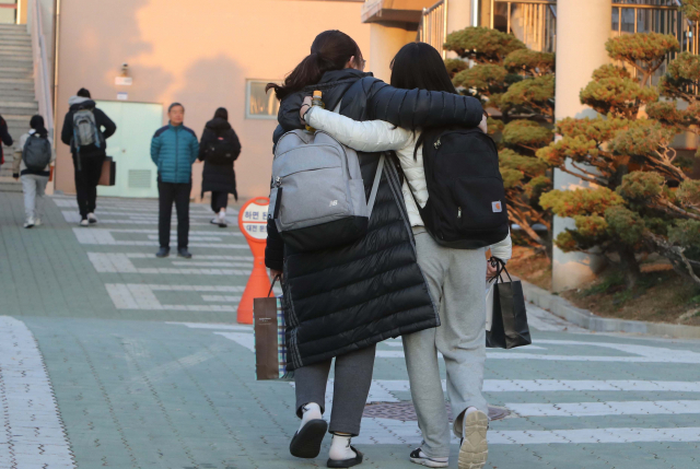 대학수학능력시험날인 15일 수험생들이 어깨동무를 하고 대전 둔원고 고사장으로 들어가고 있다. 연합뉴스 #2019 수능 #수능 수험생 #수능 응원 #수능 끝나는 시간