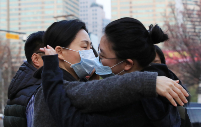 2019학년도 대학수학능력시험일인 15일 서울 개포고등학교 앞에서 마스크를 쓴 수험생이 어머니와 포옹하고 있다. 연합뉴스 #2019 수능 #수능 수험생 #수능 응원 #수능 끝나는 시간