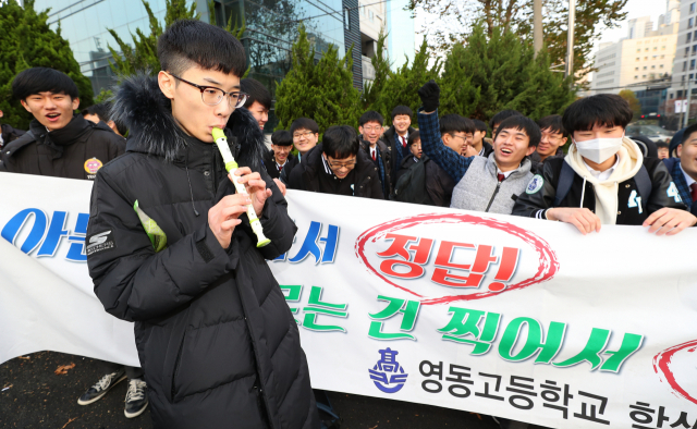 2019학년도 대학수학능력시험일인 15일 오전 서울 강남구 경기고등학교 앞에서 한 학생이 리코더를 연주하며 고3 수험생 선배들을 응원하고 있다. 연합뉴스 #2019 수능 #수능 수험생 #수능 응원 #수능 끝나는 시간