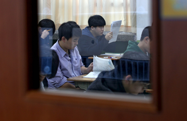 2019학년도 대학수학능력 시험이 치러진 15일 오전 대구광역시교육청 24지구 제4시험장을 찾은 수험생들이 시험 시작전 막바지 공부에 몰두하고 있다. 김영진 기자 kyjmaeil@msnet.co.kr
