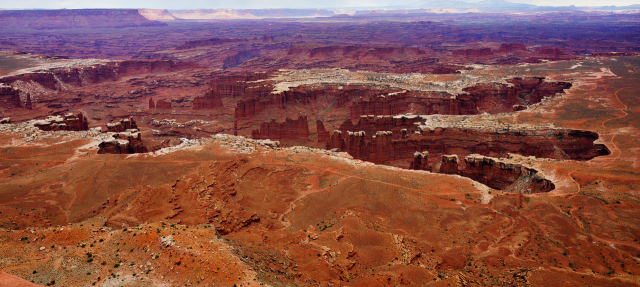 Grand View Point Overlook은 수백 미터 높이의 절벽 아래에 거대한 공룡이 발자국을 찍어 놓은 듯 한 웅대한 협곡이 펼쳐져있는 모습