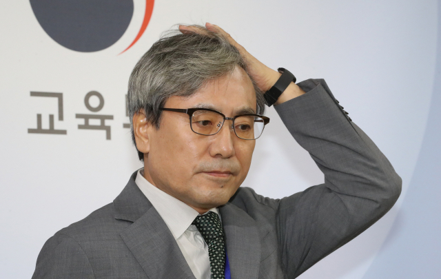 15일 오전 정부세종청사 교육부에서 이강래 출제위원장이 2019학년도 대학수학능력시험 출제경향을 발표하는 도중 국어영역 문제지 오기에 대해 기자들의 질문이 이어지자 난감한 표정을 짓고 있다. 연합뉴스