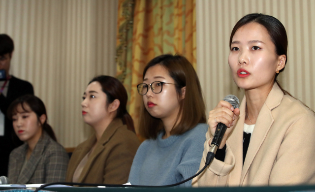 컬링 전 여자 국가대표팀의 김경애(왼쪽부터) 김영미 김선영 김은정이 15일 서울 송파구 올림픽파크텔에서 최근 불거진 논란과 관련한 기자회견을 하고 있다. 2018 평창동계올림픽에서 깜짝 은메달을 목에 건 경북체육회 여자컬링팀, 일명 
