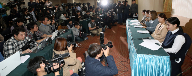 컬링 전 여자 국가대표팀의 김경애, 김영미, 김선영, 김은정, 김초희가 15일 서울 송파구 올림픽파크텔에서 최근 불거진 논란과 관련한 기자회견을 하고 있다. 2018 평창동계올림픽에서 깜짝 은메달을 목에 건 경북체육회 여자컬링팀, 일명 