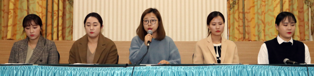 컬링 전 여자 국가대표팀의 김경애(왼쪽부터) 김영미 김선영 김은정 김초희가 15일 서울 송파구 올림픽파크텔에서 최근 불거진 논란과 관련한 기자회견을 하고 있다. 2018 평창동계올림픽에서 깜짝 은메달을 목에 건 경북체육회 여자컬링팀, 일명 