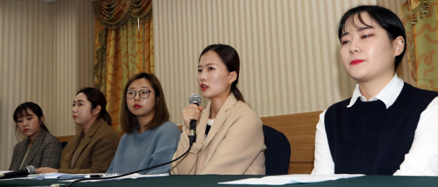 컬링 전 여자 국가대표팀의 김경애(왼쪽부터) 김영미 김선영 김은정 김초희가 15일 서울 송파구 올림픽파크텔에서 최근 불거진 논란과 관련한 기자회견을 하고 있다. 2018 평창동계올림픽에서 깜짝 은메달을 목에 건 경북체육회 여자컬링팀, 일명 