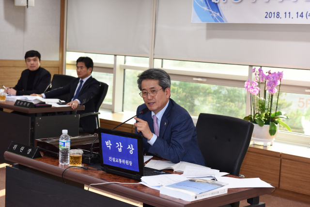 대구시의회 건설교통위원회(위원장 박갑상)가 14일 대구시 도시철도건설본부에 대한 행정사무 감사를 하고 있다. 대구시의회 제공