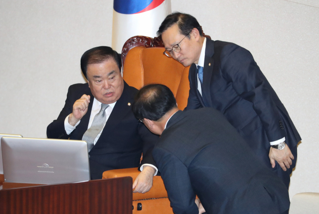문희상 국회의장(왼쪽)과 더불어민주당 홍영표 원내대표(오른쪽)가 15일 오후 열린 국회 본회의에서 상황을 논의하고 있다. 이날 본회의는 자유한국당과 바른미래당 의원들의 불참으로 열리지 못했다. 연합뉴스