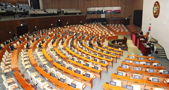 문희상 국회의장이 15일 오후 열린 국회 본회의가 자유한국당과 바른미래당의 불참으로 파행되자 상황을 설명하고 있다. 연합뉴스