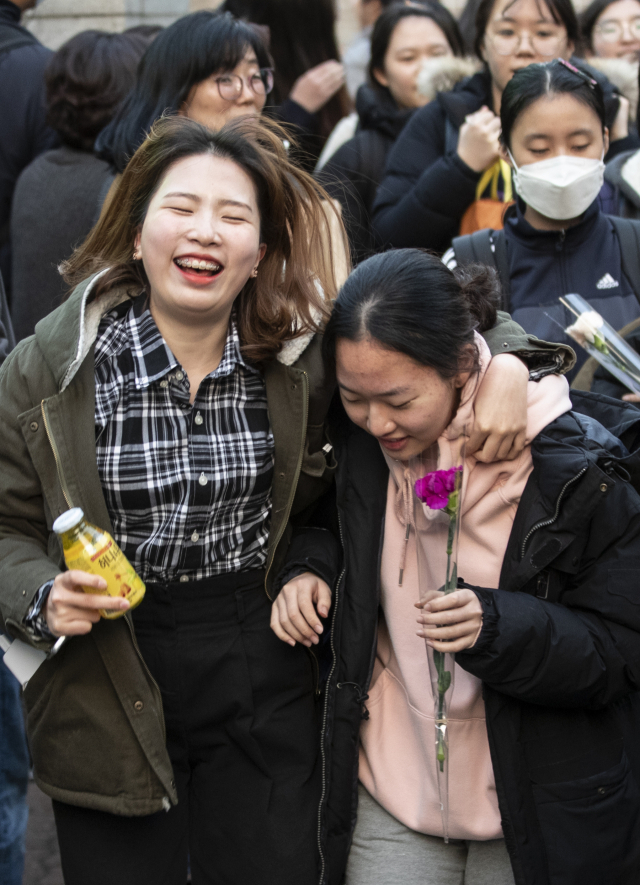 2019학년도 대학수학능력시험일인 15일 오후 서울 이화여자외국어고등학교에서 시험을 마친 학생들이 고사장을 나서고 있다. 연합뉴스