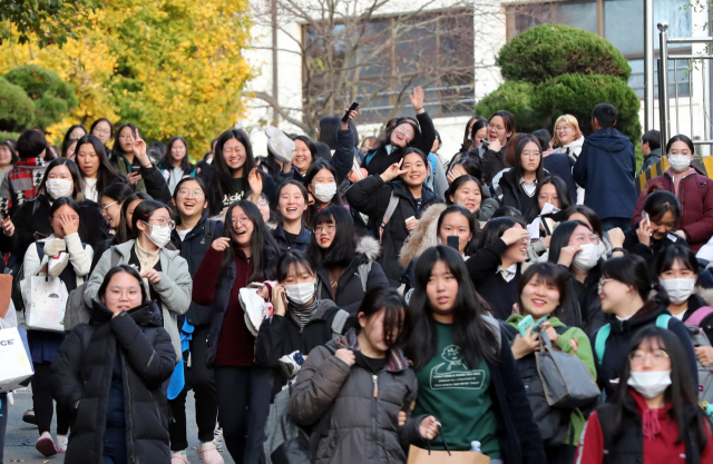 15일 오후 광주 남구 동아여고에 마련된 광주교육청 26지구 제37시험장에서 대학수학능력시험을 치른 학생들이 나와 홀가분한 기분을 표현하고 있다. 연합뉴스