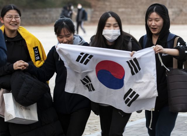 2019학년도 대학수학능력시험일인 15일 오후 서울 이화여자외국어고등학교에서 시험을 마친 학생들이 수능 대박을 기원하며 태극기를 들고 고사장을 나서고 있다. 연합뉴스