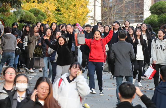 15일 오후 광주 남구 동아여고에 마련된 광주교육청 26지구 제37시험장에서 대학수학능력시험을 치른 학생들이 나와 홀가분한 기분을 표현하고 있다. 연합뉴스