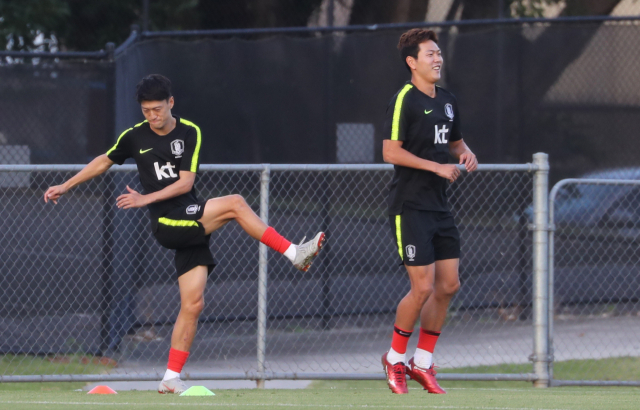 15일 오후 호주 브리즈번 페리공원에서 한국 축구국가대표팀 김영권과 이청용이 훈련하고 있다. 브리즈번에서 훈련 중인 대표팀은 17일 호주, 20일 우즈베키스탄과 평가전을 한다. 연합뉴스