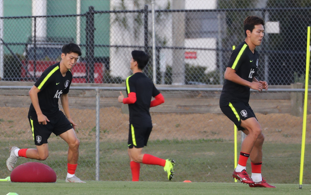 15일 오후 호주 브리즈번 페리공원에서 한국 축구국가대표팀 김영권과 이청용이 훈련하고 있다. 브리즈번에서 훈련 중인 대표팀은 17일 호주, 20일 우즈베키스탄과 평가전을 한다. 연합뉴스