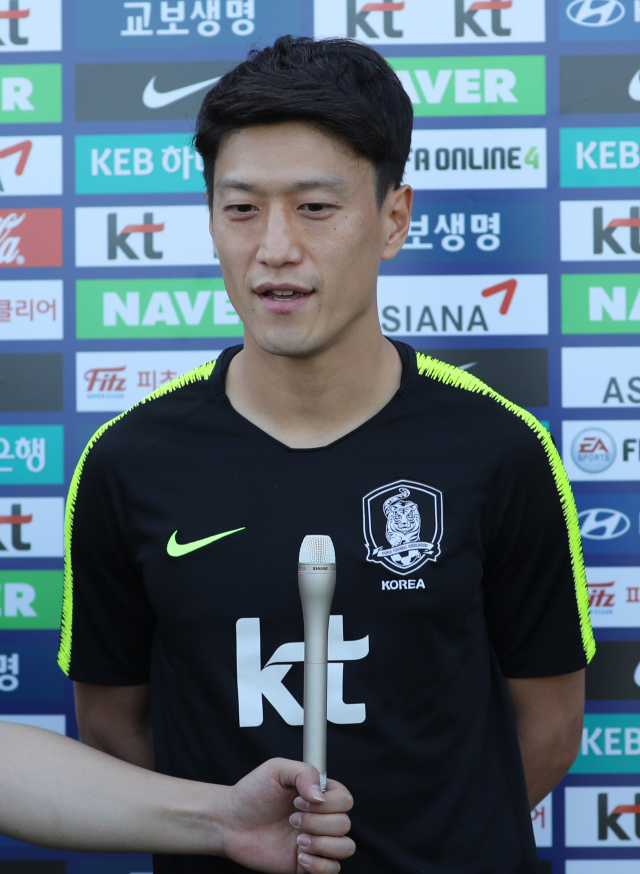 15일 오후 호주 브리즈번 페리공원 한국 축구국가대표팀 훈련장에서 이청용이 언론과 인터뷰 하고 있다. 브리즈번에서 훈련 중인 대표팀은 17일 호주, 20일 우즈베키스탄과 평가전을 한다. 연합뉴스