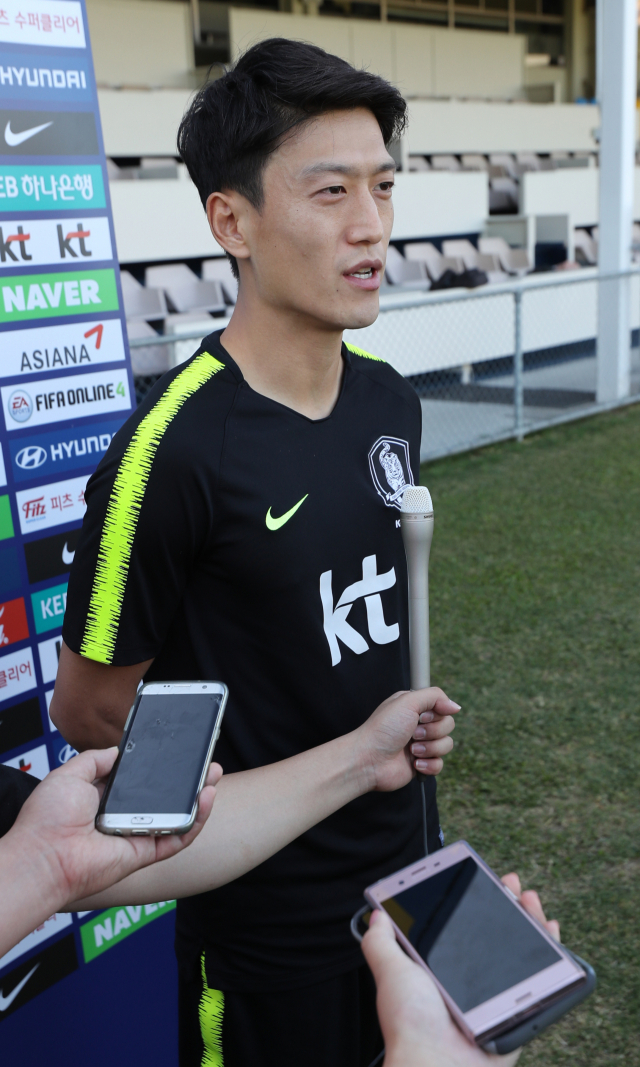 15일 오후 호주 브리즈번 페리공원 한국 축구국가대표팀 훈련장에서 이청용이 언론과 인터뷰 하고 있다. 브리즈번에서 훈련 중인 대표팀은 17일 호주, 20일 우즈베키스탄과 평가전을 한다. 연합뉴스