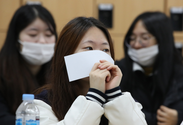 16일 오전 서울 성동구 무학여고에서 한 수험생이 2019학년도 대학수학능력시험 가채점을 한 뒤 잠시 생각에 잠겨 있다. 연합뉴스