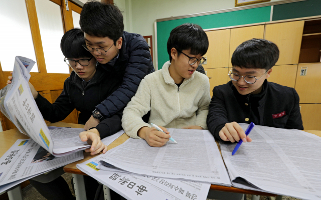 대입 수능시험을 치른 대구 대건고등학교 3학년 수험생들이 16일 오전 매일신문에 게재된 