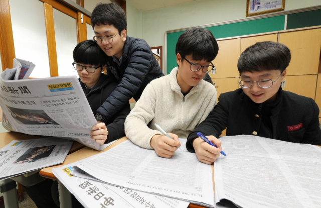 대입 수능시험을 치른 대구 대건고등학교 3학년 수험생들이 16일 오전 매일신문에 게재된 