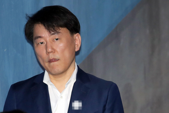 이장석 전 서울히어로즈 대표이사가 지난 5월 18일 서울 서초구 서울고법에서 열린 2심 1회 공판에 출석하고 있다. 연합뉴스