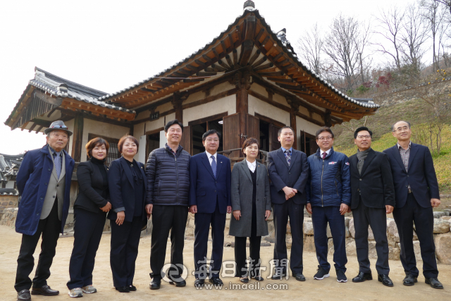 김현미 국토교통부 장관(왼쪽에서 여섯 번째)이 16일 안동 임청각을 방문해 기념사진을 촬영하고 있다. 김영진 기자