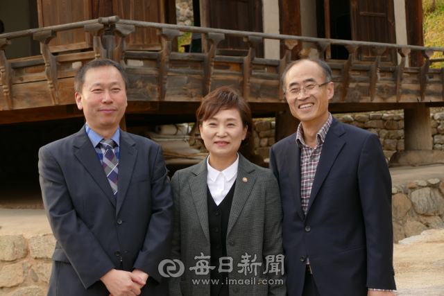김현미 국토교통부 장관(사진 가운데)은 16일 안동 임청각에서 이창수 종손(사진 왼쪽) 등을 만나 2020년까지 복원을 위한 철도 이설 완료를 약속했다. 김영진 기자
