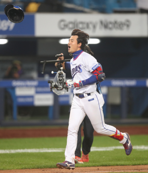 지난 9월 19일 대구삼성라이온즈파크에서 열린 2018 KBO리그 삼성 라이온즈와 KIA 타이거즈 경기 9회말 2사 1루에서 삼성 김상수가 끝내기 투런 홈런을 친 뒤 홈을 밟으며 환호하고 있다. 삼성 라이온즈 제공