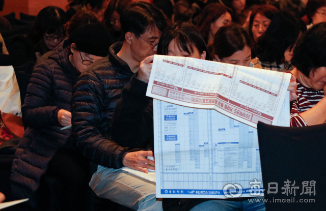 지난해 대구시일반계고교학부모연합회가 주최한 2019학년도 수능가채점 결과분석 설명회에 수험생과 학부모들이 참가해 설명을 듣는 모습. 매일신문 DB