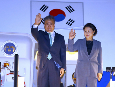 문재인 대통령과 부인 김정숙 여사가 16일 오후 아시아태평양경제협력체(APEC) 회의에 참석하기 위해 파푸아뉴기니 포트모르즈비 잭슨 국제공항에 도착, 인사하고 있다. 연합뉴스