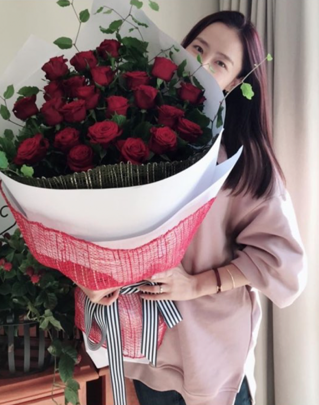 꽃다발을 들고 있는 홍수현 / 사진 출처 : 홍수현 인스타그램