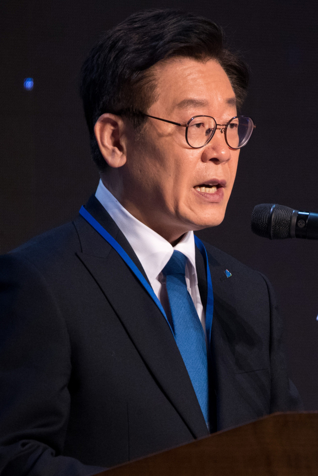이재명 경기도지사가 16일 오후 경기도 고양시 엠블호텔에서 열린 2018아시아태평양평화-번영을 위한 국제대회에 참석해 환영사를 하고 있다. 연합뉴스