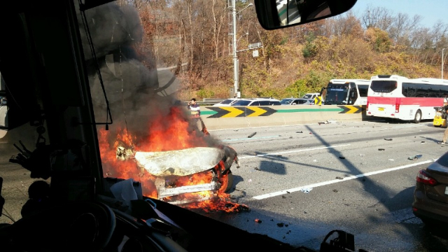 17일 오전 10시 13분께 충남 천안시 동남구 안서동 경부고속도로 서울 방향 342㎞ 지점에서 관광버스와 승용차 등 차량 10대가 잇따라 부딪치면서 10여명이 중경상을 입었다. 사진은 사고 현장 모습. 연합뉴스