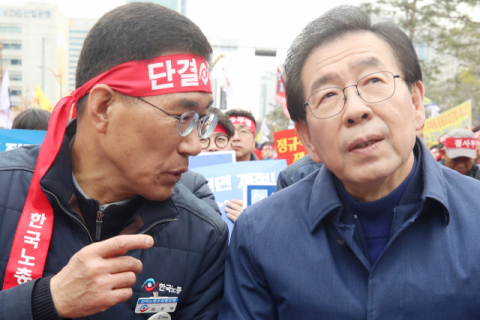 김주영 한국노총 위원장(왼쪽)과 박원순 서울시장이 17일 오후 서울 영등포구 여의도 국회 앞에서 열린 2018 전국노동자대회에서 대화를 나누고 있다. 연합뉴스