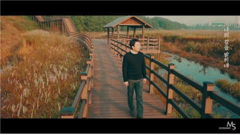 남성 3인조 팝페라팀 유앤어스(U＆US)가 15일 달성습지에서 촬영한 뮤직비디오를 공개했다.