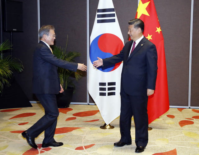 아시아태평양경제협력체(APEC) 정상회의 참석차 파푸아뉴기니를 찾은 문재인 대통령이 17일 오후 포트모르즈비 시내 스탠리 호텔에서 시진핑(習近平) 중국 국가주석을 만나 정상회담을 하고 있다. 문 대통령이 시 주석과 정상회담을 하는 것은 취임 후 네 번째로, 작년 12월 중국 국빈방문 때에 이어 11개월 만이다. 연합뉴스