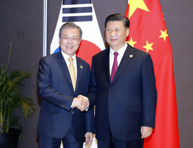 아시아태평양경제협력체(APEC) 정상회의 참석차 파푸아뉴기니를 찾은 문재인 대통령이 17일 오후 포트모르즈비 시내 스탠리 호텔에서 시진핑(習近平) 중국 국가주석을 만나 정상회담을 하기에 앞서 악수를 하고 있다. 연합뉴스
