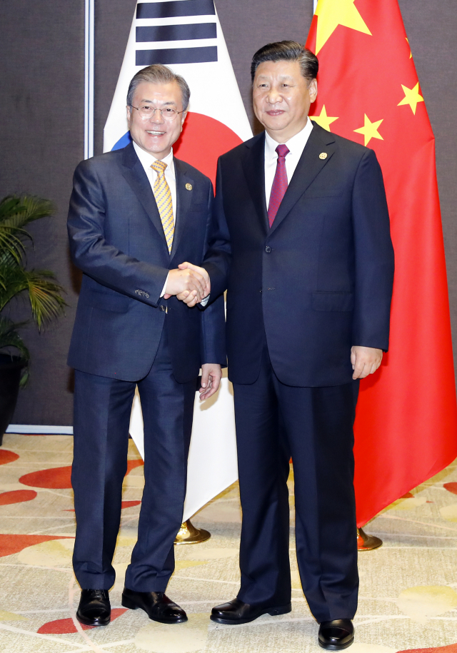 아시아태평양경제협력체(APEC) 정상회의 참석차 파푸아뉴기니를 찾은 문재인 대통령이 17일 오후 포트모르즈비 시내 스탠리 호텔에서 시진핑(習近平) 중국 국가주석을 만나 정상회담을 하기에 앞서 악수를 하고 있다. 연합뉴스